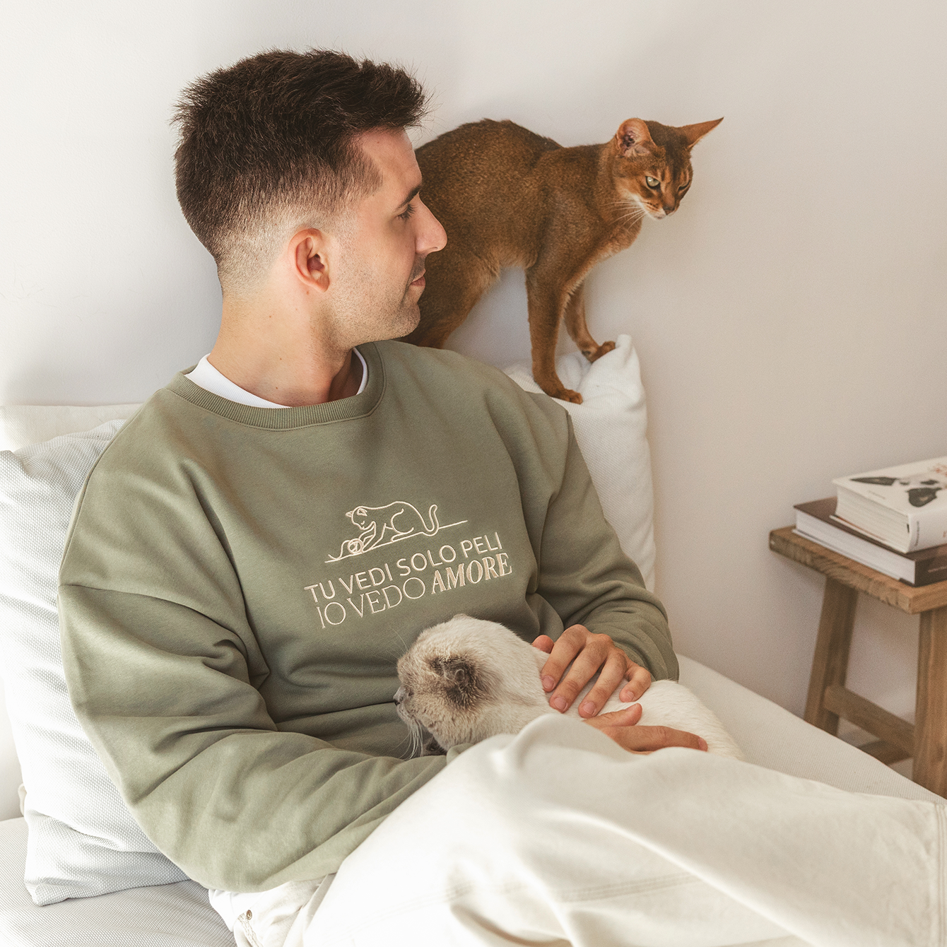 Felpa Oversize “Tu vedi solo peli, io vedo amore” con dettaglio gatto