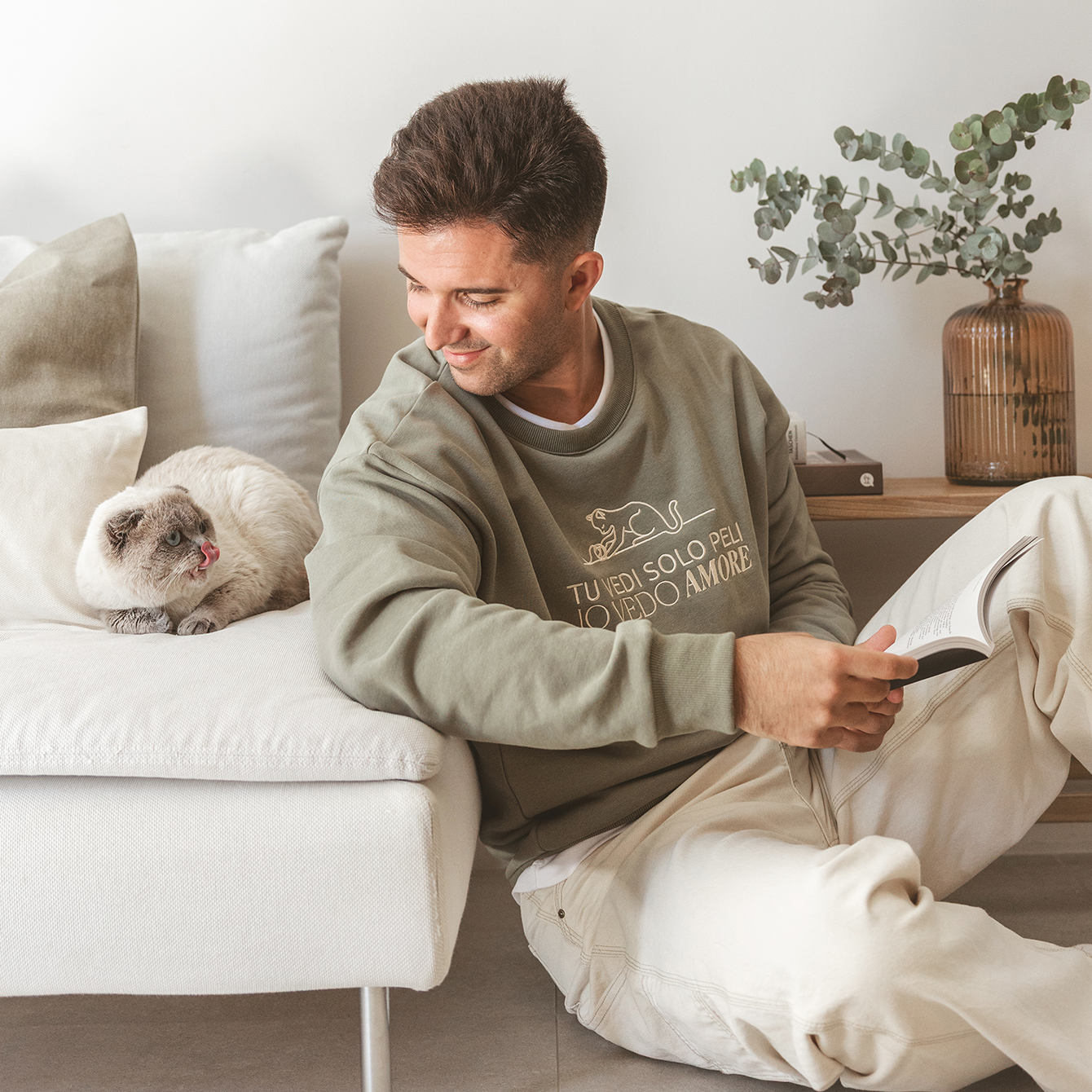 Felpa Oversize “Tu vedi solo peli, io vedo amore” con dettaglio gatto