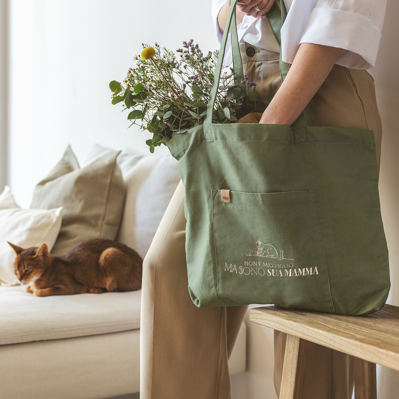 Borsa “Non è mio figlio, ma sono sua madre” con dettaglio gatto