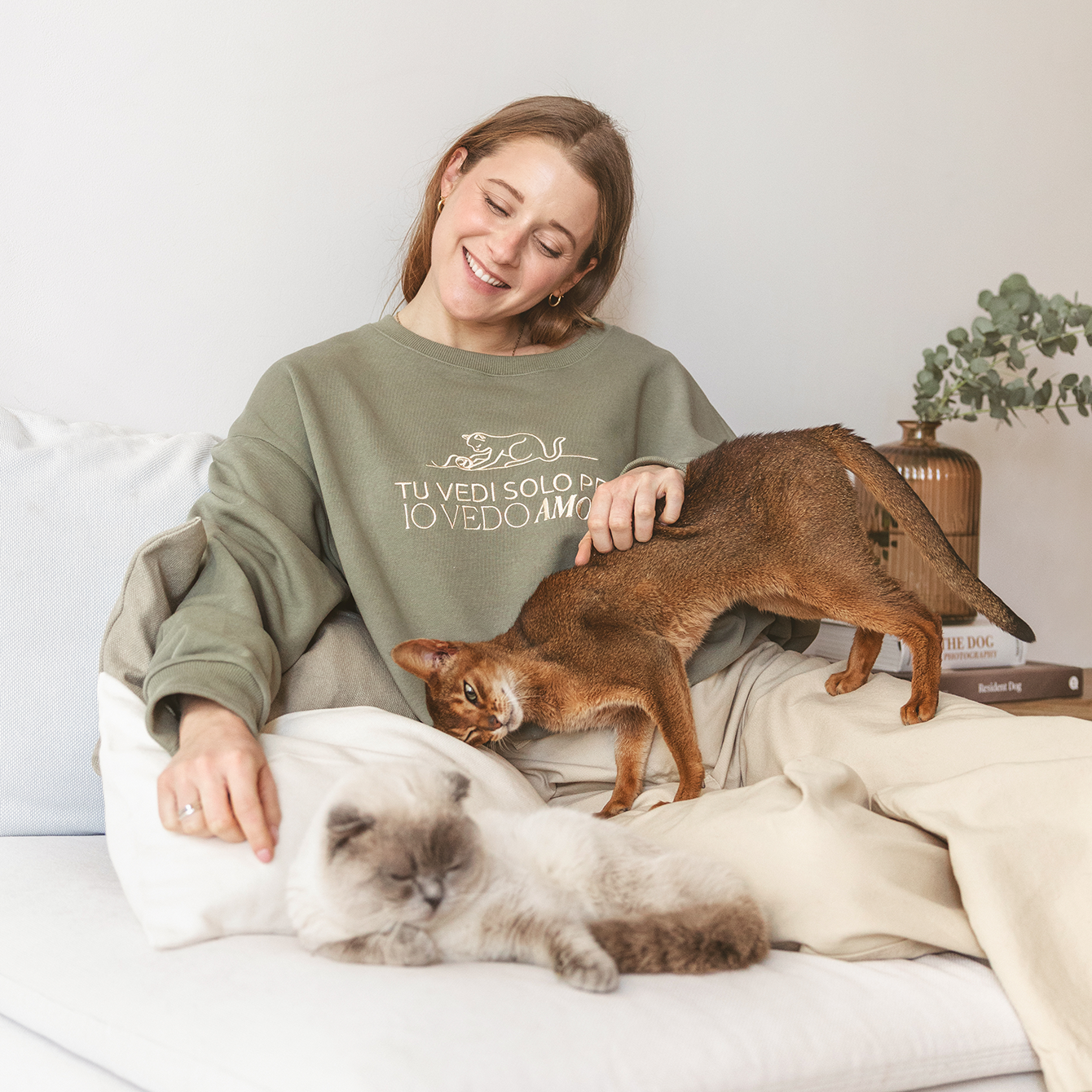 Felpa Oversize “Tu vedi solo peli, io vedo amore” con dettaglio gatto