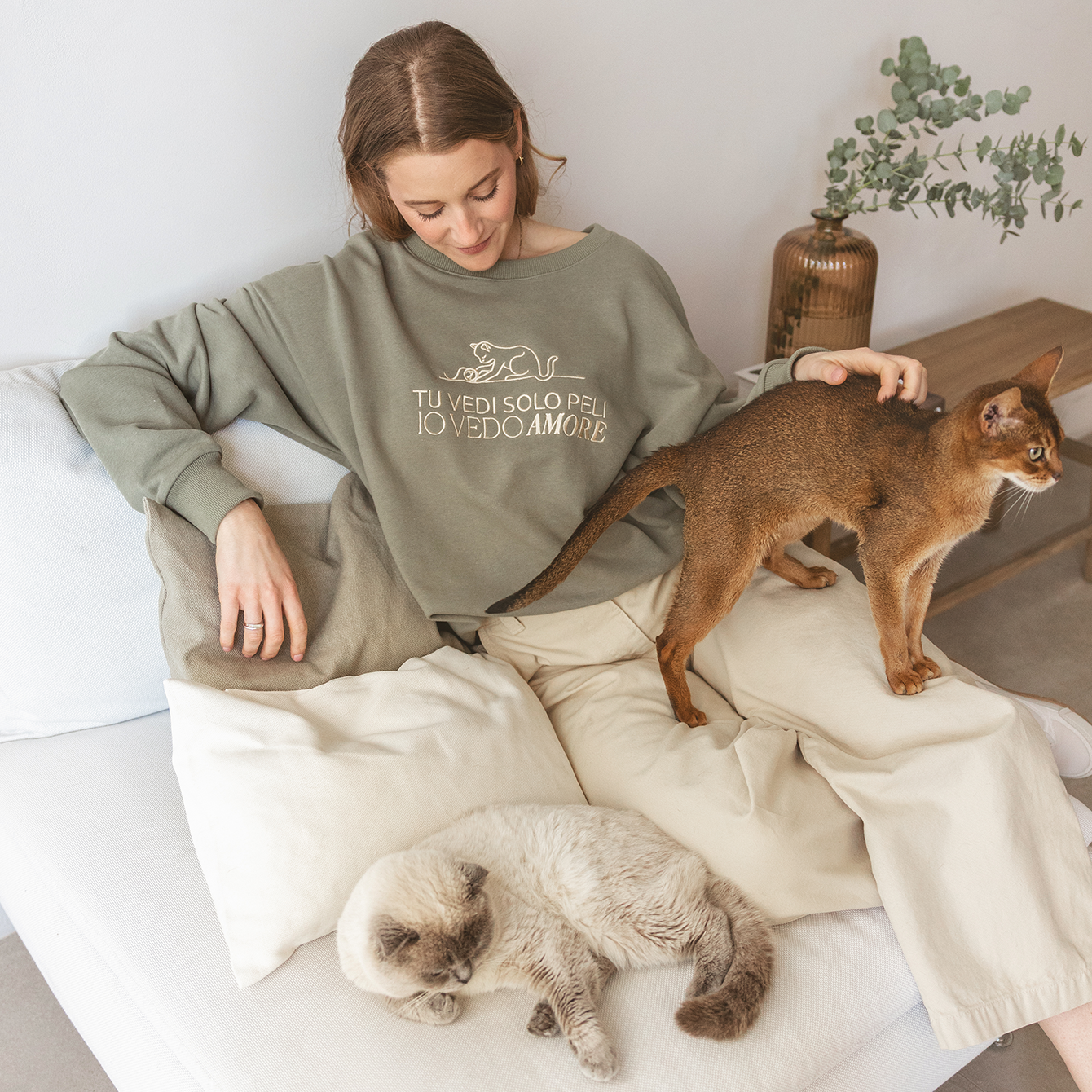 Felpa Oversize “Tu vedi solo peli, io vedo amore” con dettaglio gatto