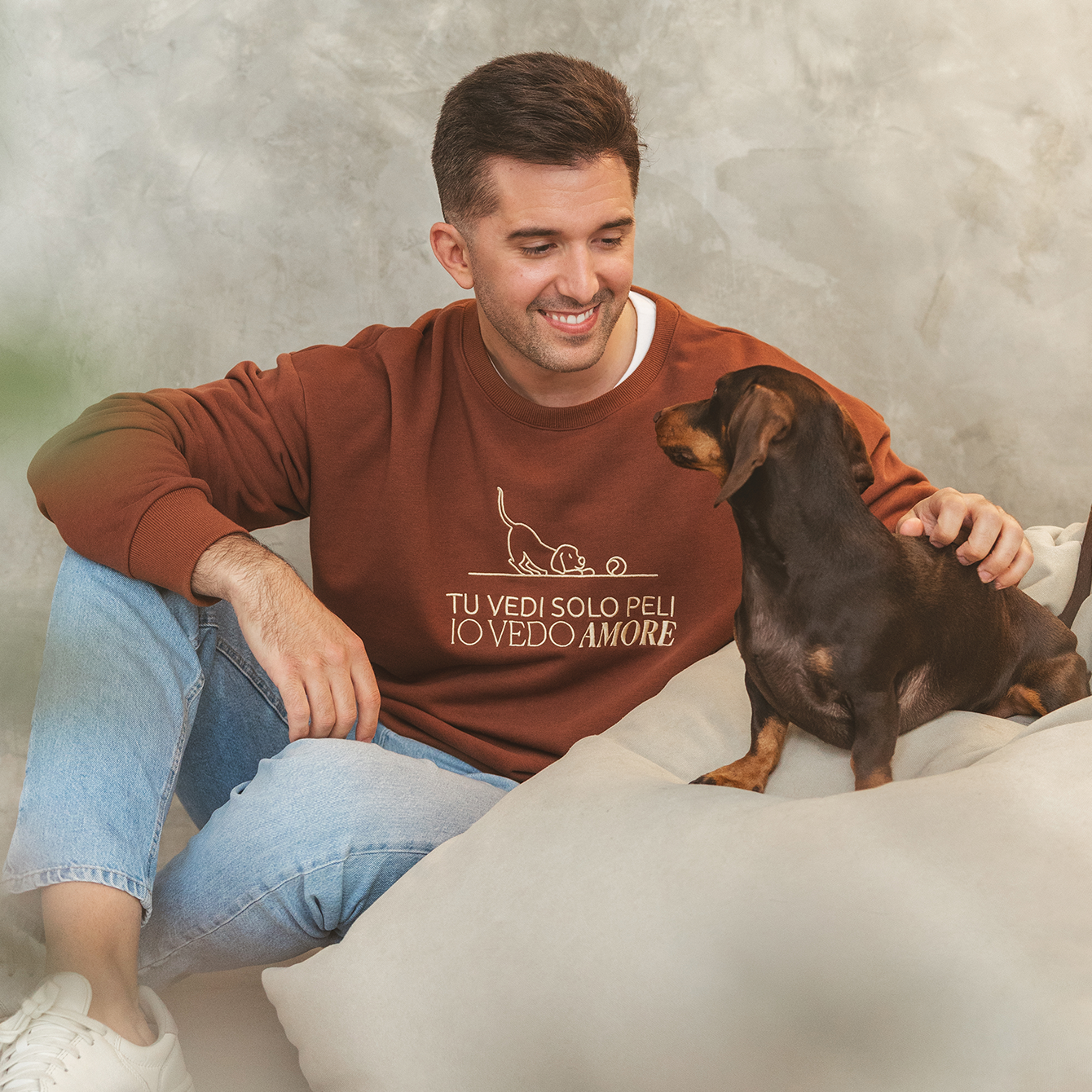 Felpa Oversize “Tu vedi solo peli, io vedo amore” con dettaglio cane.