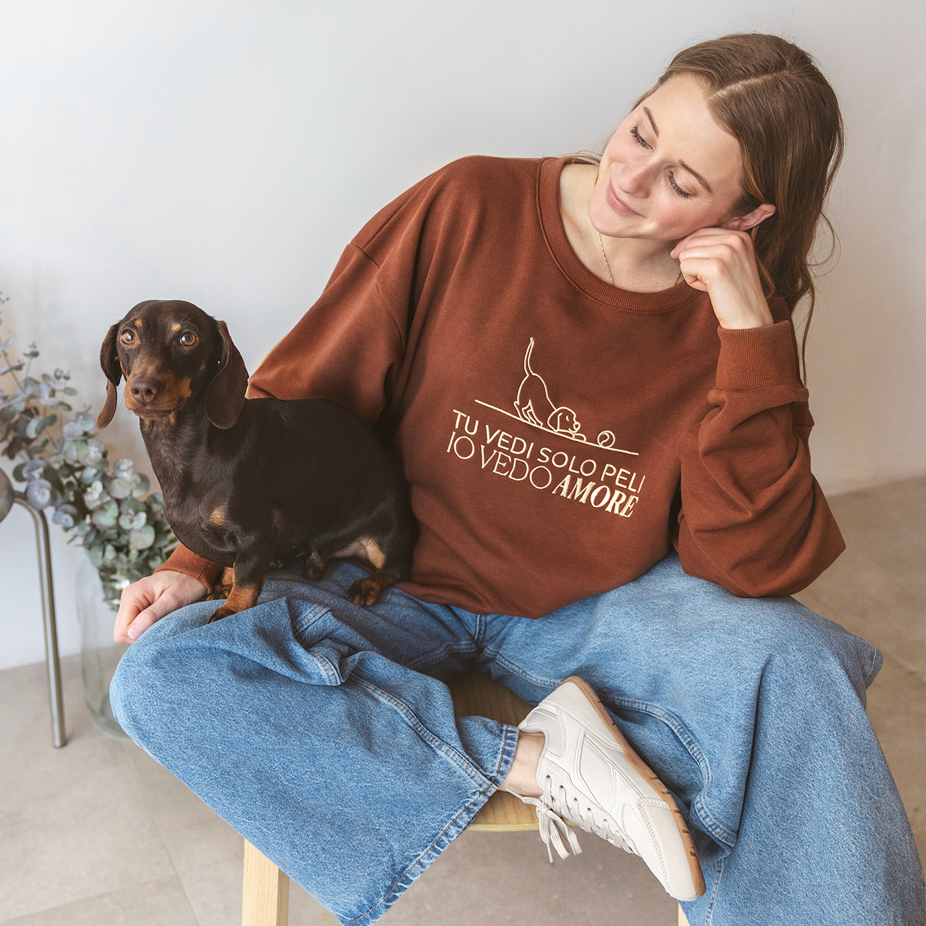 Felpa Oversize “Tu vedi solo peli, io vedo amore” con dettaglio cane.