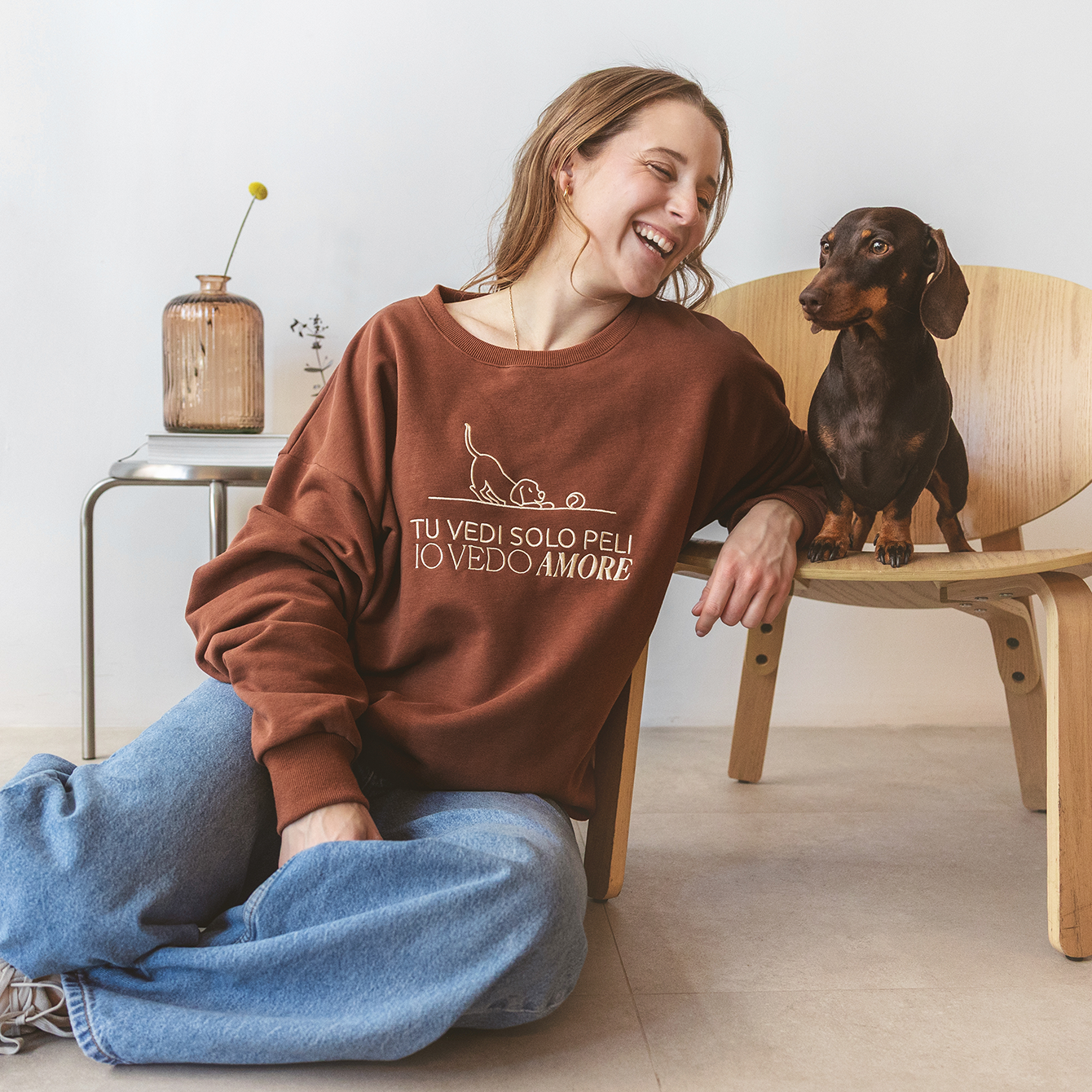 Felpa Oversize “Tu vedi solo peli, io vedo amore” con dettaglio cane.