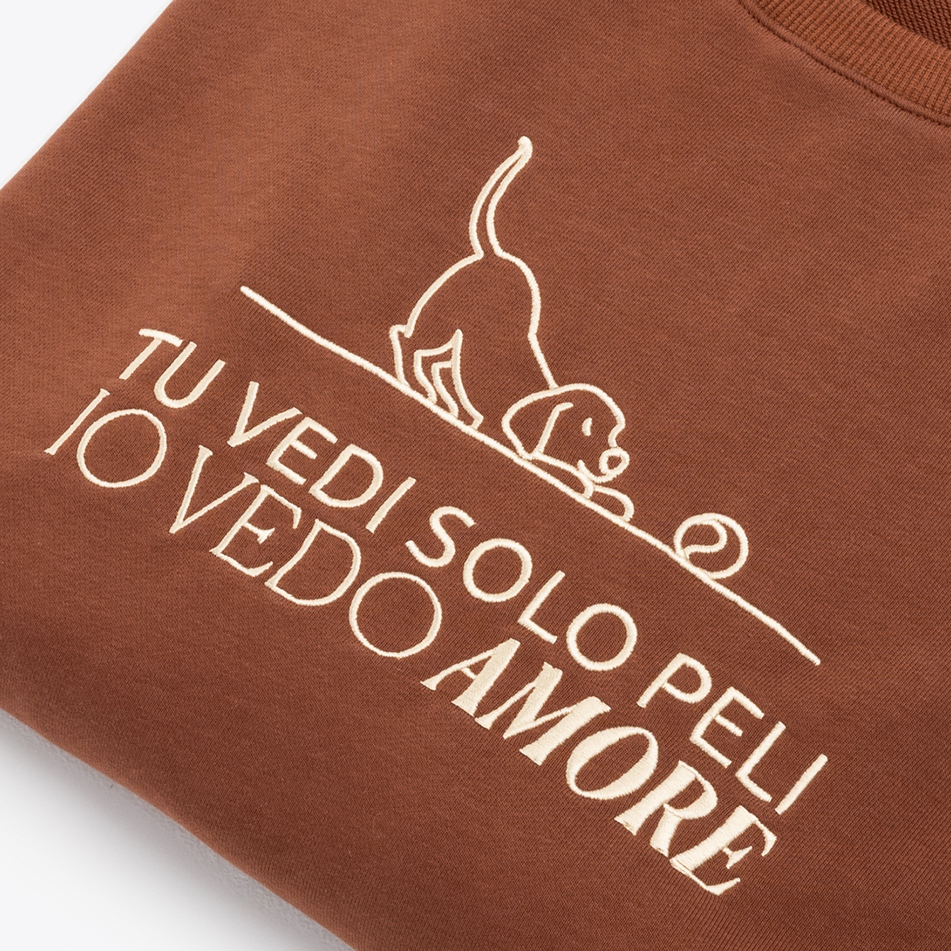 Felpa Oversize “Tu vedi solo peli, io vedo amore” con dettaglio cane.