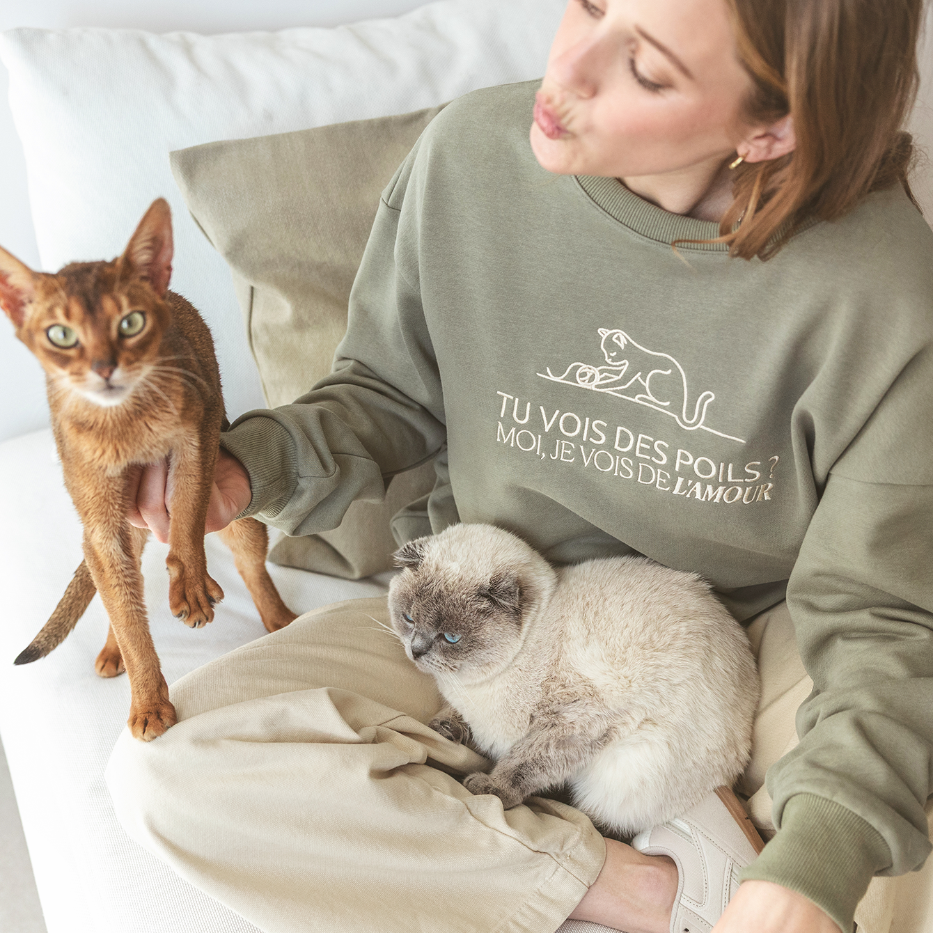 Sweat “Tu vois des poils ? Moi, je vois de l'amour” avec un motif de chat